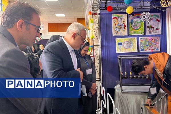 پژوهش‌سرای کاوش کهریزک، کانون توجه نخستین روز نمایشگاه دستاوردهای دانش‌آموزی استان