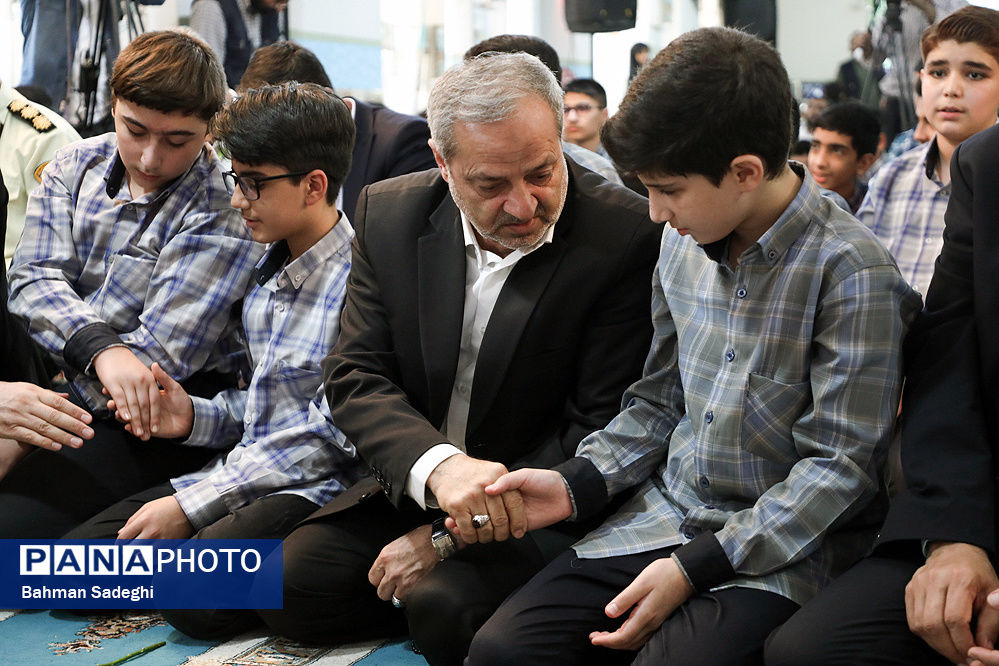 باید فرهنگ اقامه نماز را ‌در فضای تعلیم و تربیت و در فضای جامعه بسط و نشر دهیم