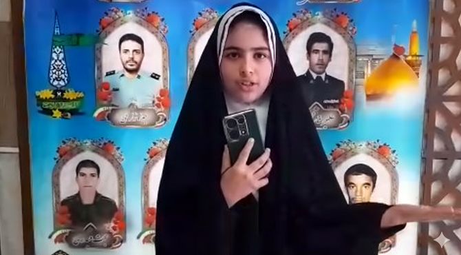 بازدید صمیمانه دانش‌آموزان دبستان سید کاظم حسینی از کلانتری ۱۵ یزد در هفته نیروی انتظامی