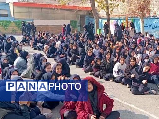 جشن تقدیر پیشتازان برگزیده پویش بوسه بر دستان مادر در دبیرستان دخترانه انقلاب اسلامی 