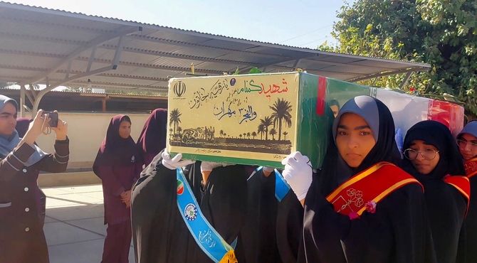 شهید گمنام؛مهمان حضرت زهرا در دبیرستان فرزانگان میناب