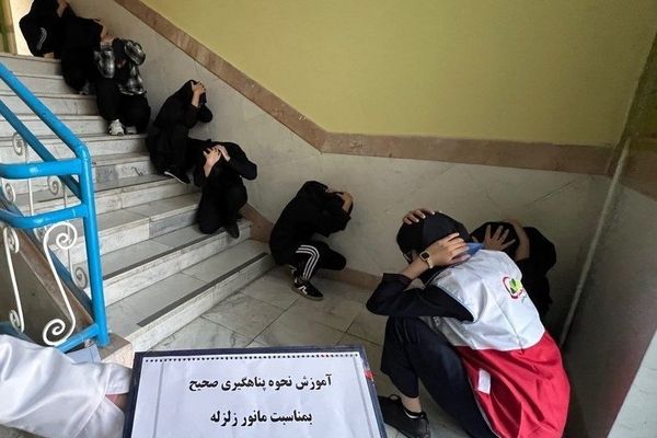  مانور زلزله در مدرسه فجر اسلام 