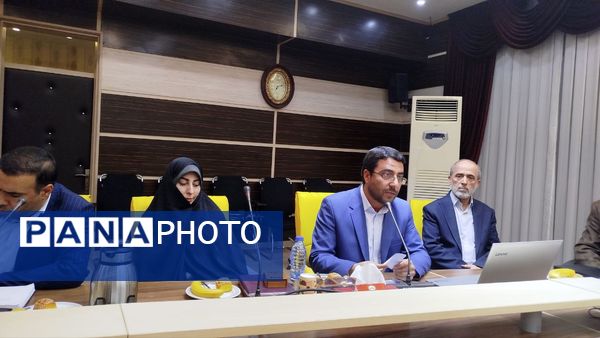 نشست هم‌اندیشی اساتید قرآنی با مسئولان وزارت آموزش و پرورش در تبریز