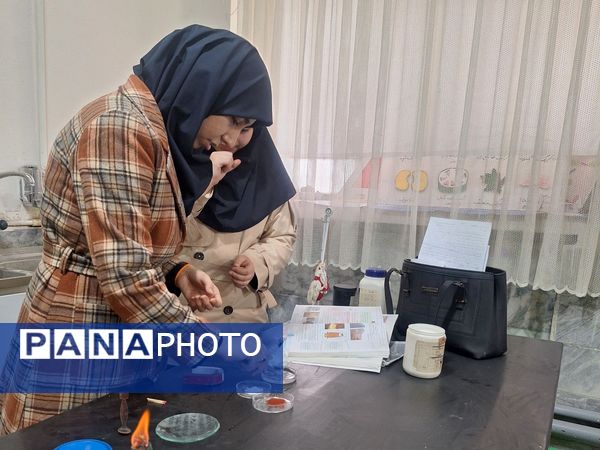 اجرای آزمایش‌های جذاب توسط دانش‌آموزان پایه های هفتم مدرسه انیس خوش قدم 