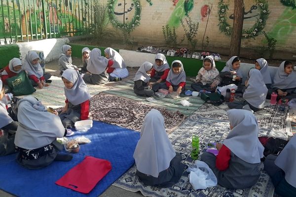 صبح پرانرژی با صبحانه سالم در دبستان نیایش