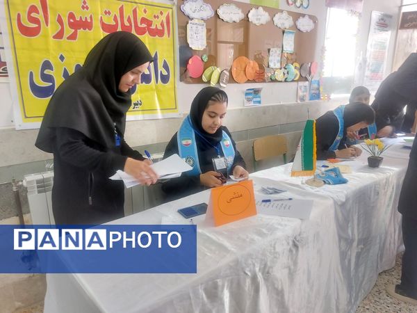 انتخابات شورای دانش آموزی در زاوه