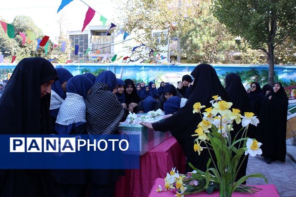 تشییع پیکر شهید گمنام در دبیرستان‌حضرت معصومه‌ ناحیه چهار کرج 