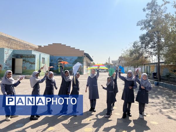 از «درخت آرزوها» تا «نمایشگاه هنری» در جشن روز کودک دبستان احمد کاظمی ۲