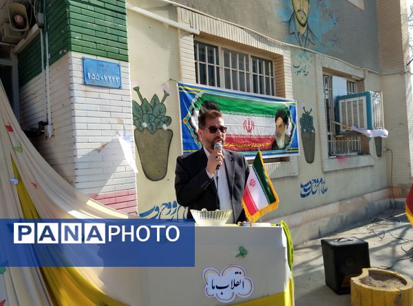 نواختن زنگ انقلاب در دبیرستان بنت‌الهدی صدر رضویه