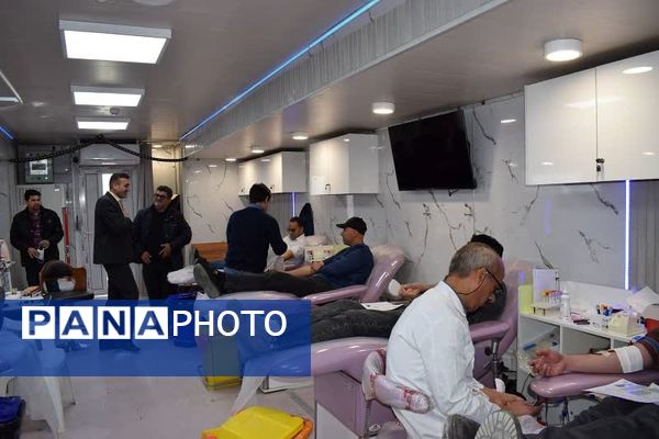 بازدید مدیر آموزش و پرورش بهاباد از پایگاه انتقال خون در بیمارستان حکیم بهابادی