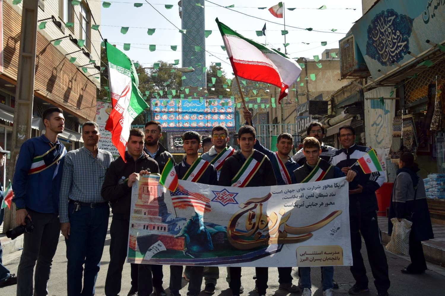 حضور پرمعنای دانش‌آموزان در راهپیمایی پاسخی عملی و کوبنده  به استکباران جهانی بود