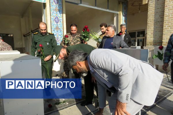 احترام به مقام شهدا با حضور فرماندهان و بسیجیان در گلزار بی‌بی سکینه(س) شهرستان ملارد