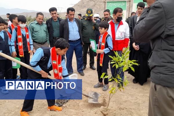 مراسم نمادین کاشت نهال در حاجی‌آباد 