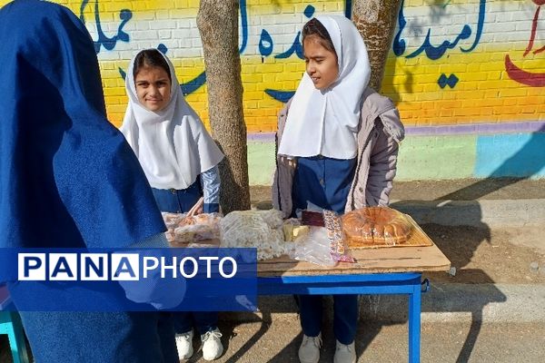 برپایی بازارچه درون مدرسه‌ای در دبستان ربابه هاشمیان یزدی شیروان