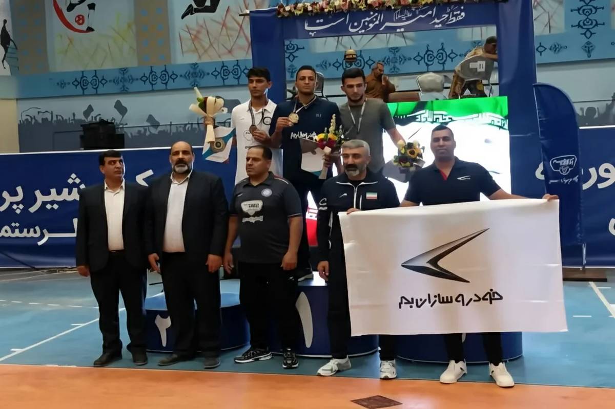 قهرمانی کشتیگیر کرمانی در رقابتهای پهلوانی کارگران کشور