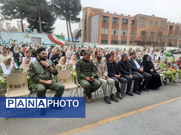 دانش‌آموزان و مسئولین شهرستان ملارد، در روز درختکاری جوانه‌های امید را به زمین هدیه دادند