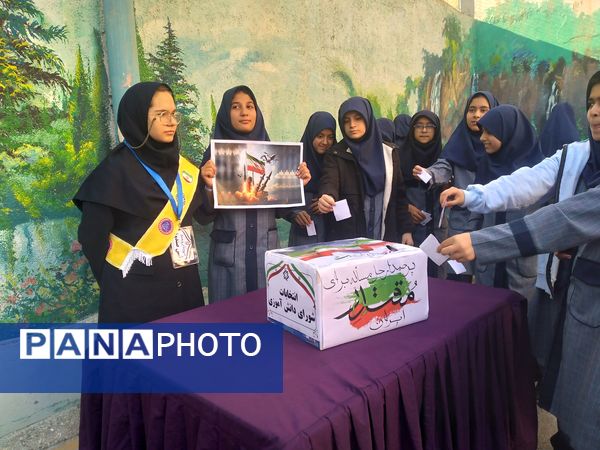 انتخاب نمایندگان شورای دانش‌آموزی در دبیرستان شاهد تکتم ناحیه سه