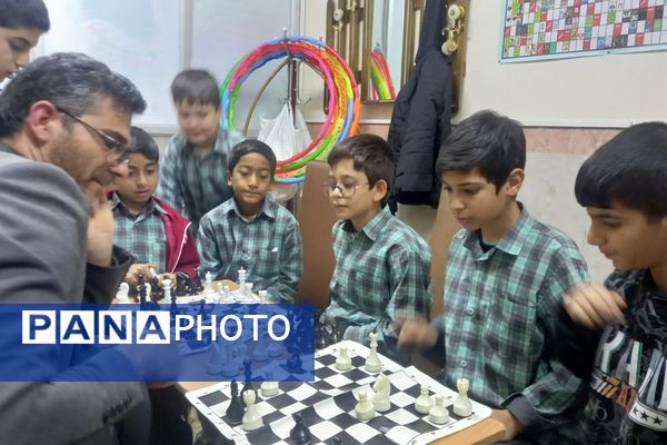 آمادگی دانش‌آموزان برتر شطرنج دبستان شیخ جنید (ره) برای رقابت‌های شهرستانی