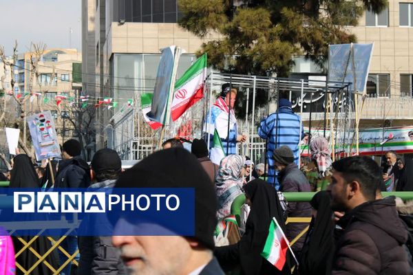 تجلی حضورفرهنگیان و دانش‌آموزان منطقه ۱۰ در جشن انقلاب