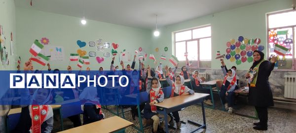 توزیع کتاب « از ایرانمان دفاع می کنیم » در بین دانش‌آموزان پیشتاز مدرسه شهید خاقانی شهرستان شیروان