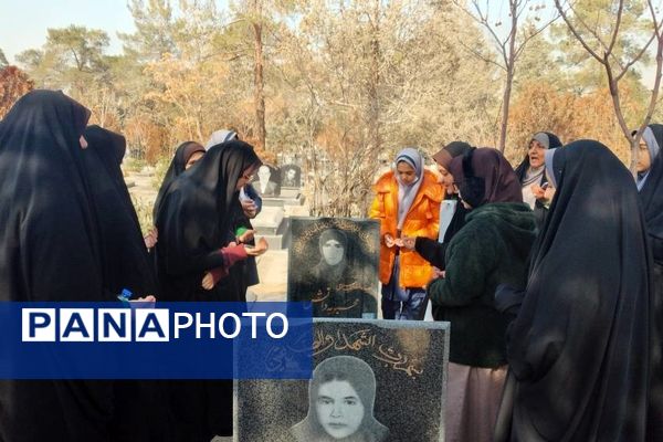 گرامیداشت یاد شهدا توسط دانش‌آموزان دبیرستان شهیده محبوبه دانش