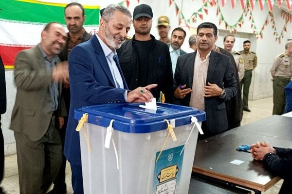 سرلشکر موسوی رأی خود را به صندوق انداخت