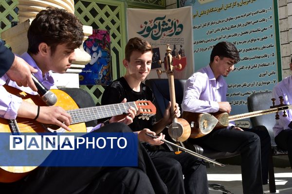 جشن روز دانش‌آموز در دبیرستان امام خمینی (ره) با حضور مسئولان، ورزشکاران و هنرمندان برگزار شد