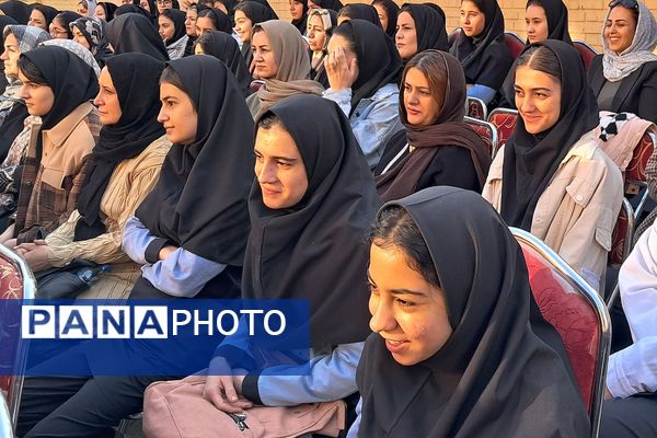 مراسم راز و رهایی؛ پنجره‌ای به دنیای دو نسل در دبیرستان نمونه‌دولتی ولایت بهارستان‌دو