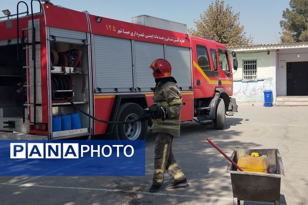 آموزش اصول اولیه آتش‌نشانی در مدرسه زکیه صباشهر