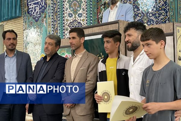 فرهنگیان شهرستان ملارد با حضور خود در نمازجمعه این هفته یاد شهید رجایی را گرامی داشتند 