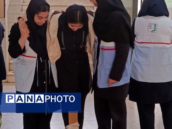 مانور زلزله در مدرسه مصلی نژاد ناحیه 6