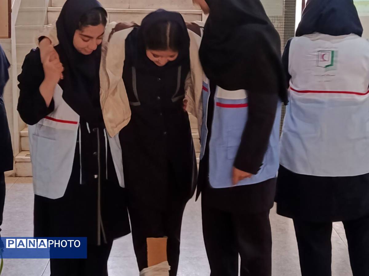 مانور زلزله در مدرسه مصلی نژاد ناحیه 6