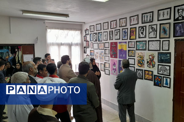 بازدید مسئولان جعفرآباد قم از نمایشگاه تولیدات دانش‌آموزی در هنرستان حضرت زهرا(س)