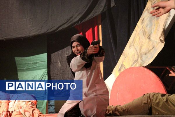 «روایت زمان»؛ هنرنمایی تئاتری در ستایش شهدا روی صحنه فرهنگسرای رازی ورامین