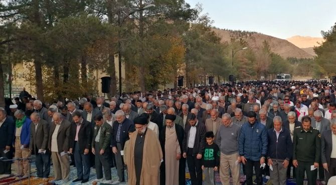 دستهای مردم آباده برای طلب باران به آسمان بلند شد