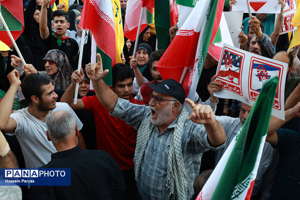 تجمع مردمی بشارت فتح در میدان انقلاب