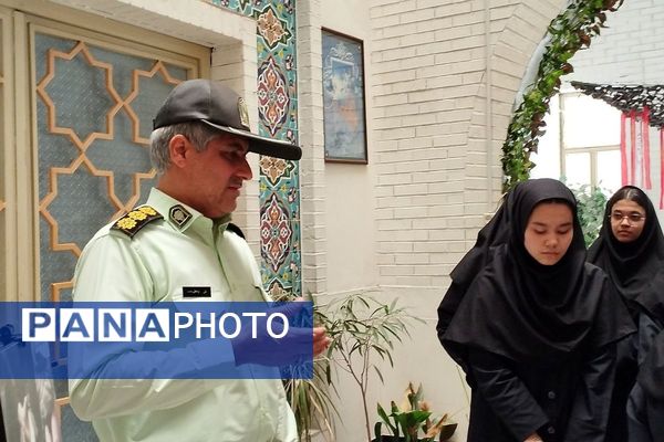 برگزاری نمایشگاه شناخت خطرات و آسیب های جامعه به مناسبت هفته نیروی انتظامی در دبیرستان صدیقه طاهره ناحیه یک شهرری