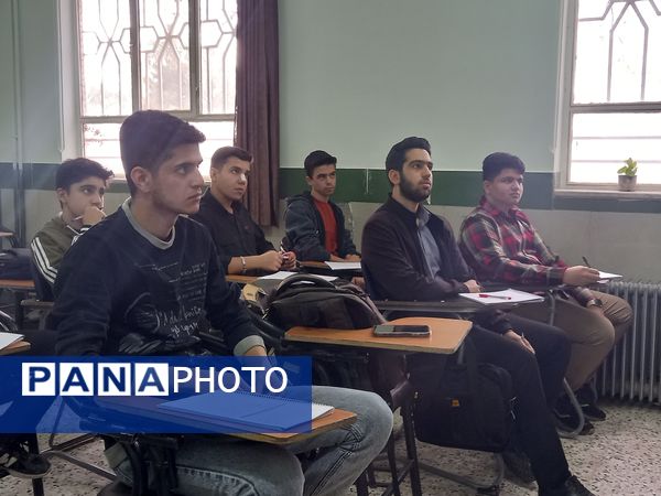 کلاس های تقویتی دبیرستان نمونه آیت الله خامنه‌ای کاشمر