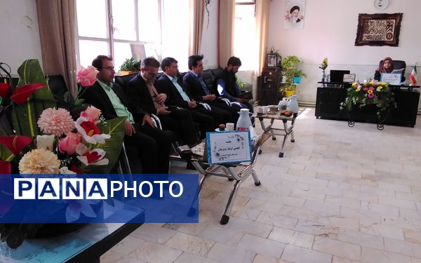 اولین جلسه انجمن اولیا و مربیان در دبیرستان نمونه اندیشه شهرستان کاشمر