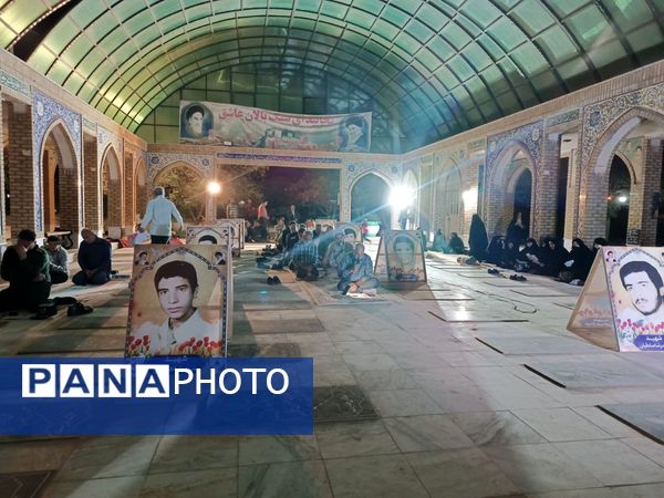 مراسم قرائت زیارت عاشورا به‌مناسبت هفته دفاع مقدس در مزار شهدای خلیل آباد