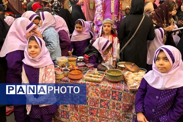 برگزاری بازارچه همدلی با کودکان غزه در دبستان آزاده ناحیه دو شهرری 