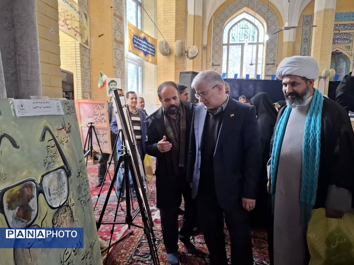  بازدید مسئولان استان البرز از نمایشگاه آثار هنری دانش‌آموزان «چله جهاد تبیین» در مصلی کرج 