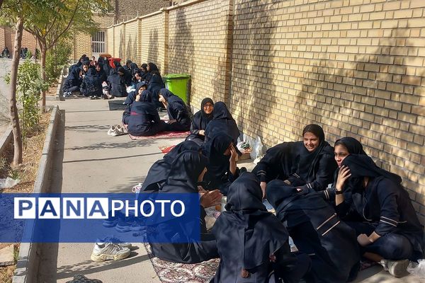 صبحی سالم در دبیرستان دخترانه فرهنگ قرچک