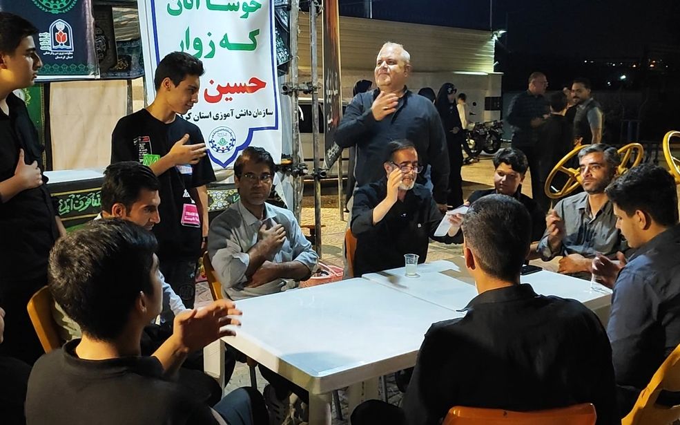 برگزاری کلاس مداحی و پذیرایی از زوار امام حسین (ع) در موکب سازمان دانش‌آموزی کردستان