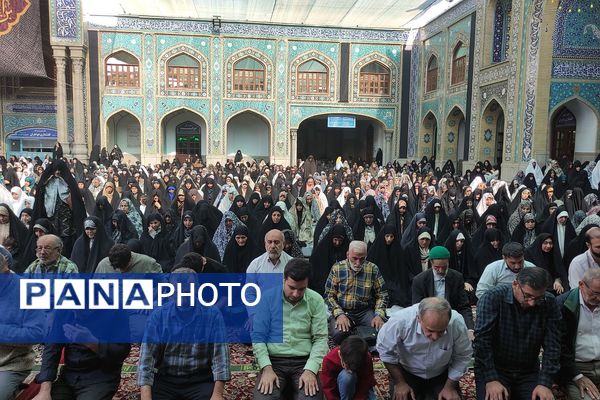 حضور مدیر آموزش و پرورش ناحیه دو شهرری در کنار دانش آموزان در نماز جمعه 