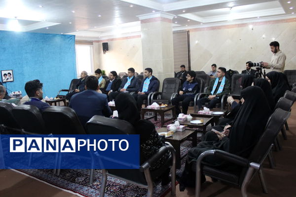 دیدار مربیان و اعضای منتخب سازمان دانش‌آموزی سمنان با نماینده ولی‌فقیه در استان 