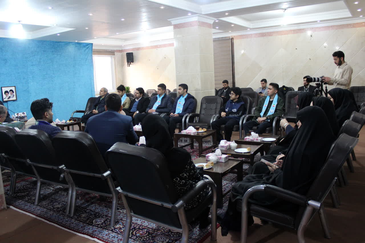 دیدار مربیان و اعضای منتخب سازمان دانش‌آموزی سمنان با نماینده ولی‌فقیه در استان 