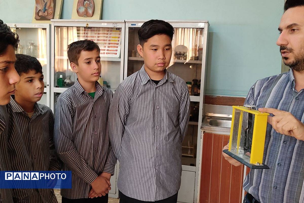 افتتاح آزمایشگاه دبیرستان پسرانه سید احمد خمینی(ره) به نام شهید عبدالحمید مینوچهر