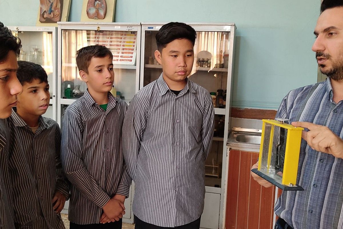 افتتاح آزمایشگاه دبیرستان پسرانه سید احمد خمینی(ره) به نام شهید عبدالحمید مینوچهر