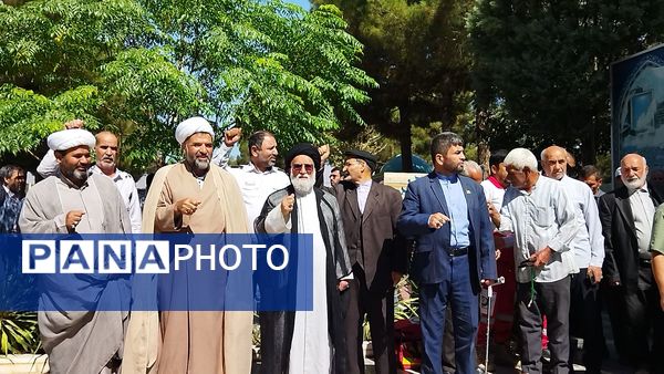 تجمع مردم ولایت مدار نیشابور در حمایت از غزه  در کنار مزار شهدا 